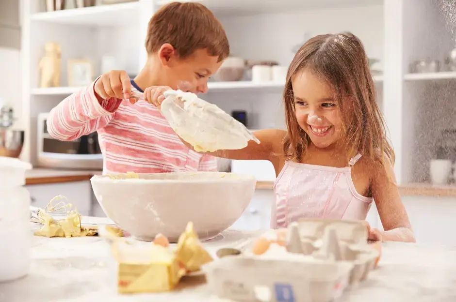 Wir kochen und backen mit Kindern: Einfache und unterhaltsame Rezepte – auch unter Quarantäne machbar