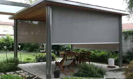 Rollos für die Pergola und andere Schutzmaßnahmen gegen starken Wind